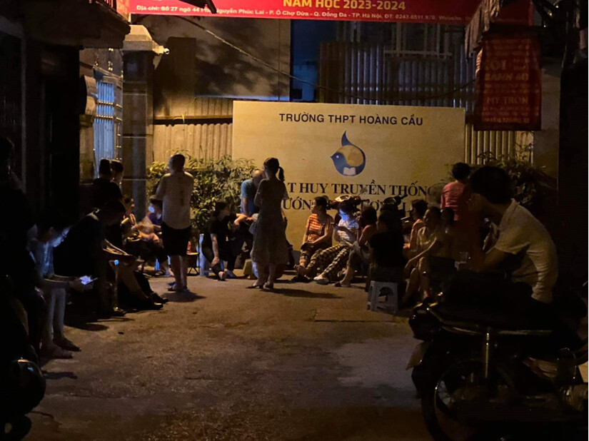 Hàng trăm phụ huynh ở Hà Nội vạ vật nguyên đêm trước cổng trường giành suất vào lớp 10 cho con
