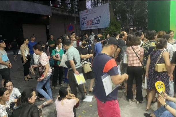 Hàng trăm phụ huynh ở Hà Nội vạ vật nguyên đêm trước cổng trường giành suất vào lớp 10 cho con