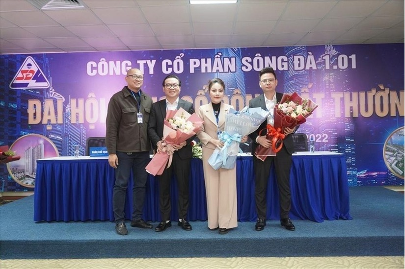 Vợ chủ tịch của ca sĩ Khánh Phương bất ngờ lộ diện