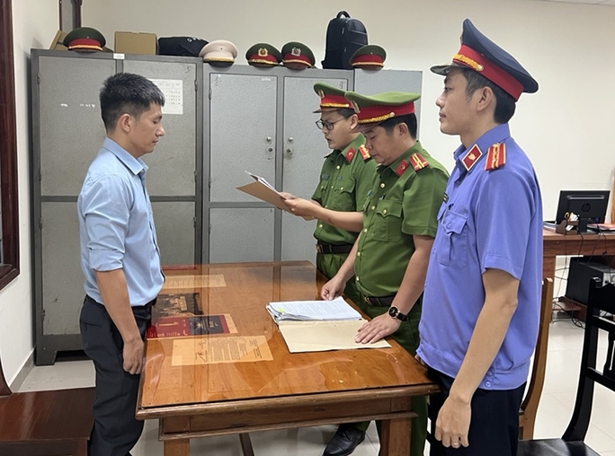 Bắt 2 lãnh đạo Trung tâm đăng kiểm ở Quảng Bình vì nhận hối lộ