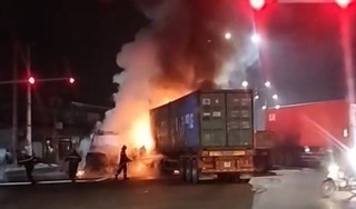 Hai xe container bốc cháy sau va chạm giữa giao lộ ở Bình Dương
