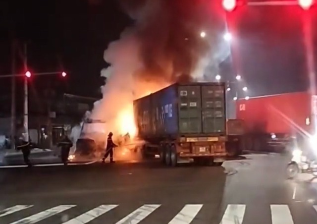 2 xe container bốc cháy sau va chạm giữa giao lộ ở Bình Dương