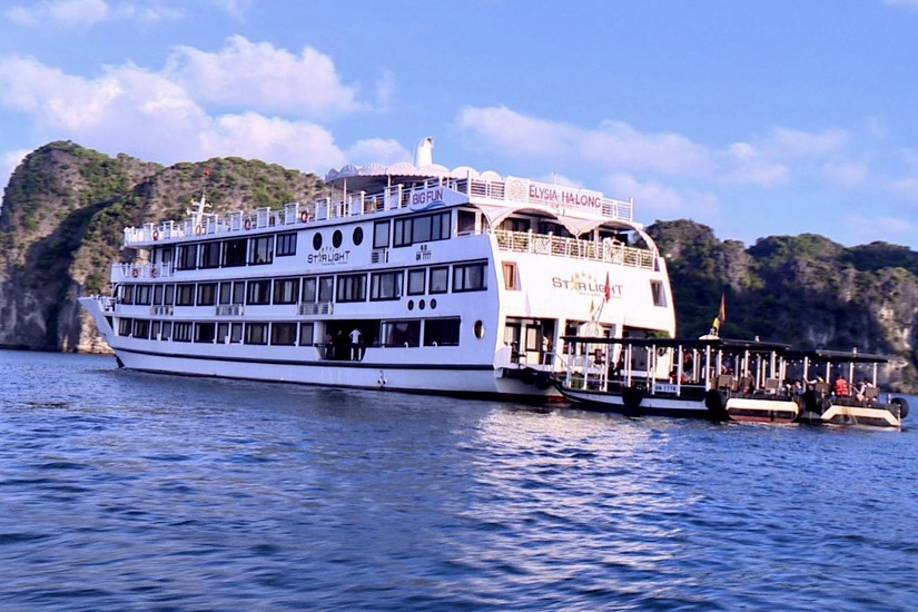 Phát hiện 3 tàu du lịch 5 sao cho khách 'tắm chui' trên vịnh Hạ Long