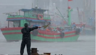 Bão Talim (bão số 1): Hai tàu cá bị chìm, hơn 100 ngôi nhà sập, tốc mái, hơn 600 du khách mắc kẹt