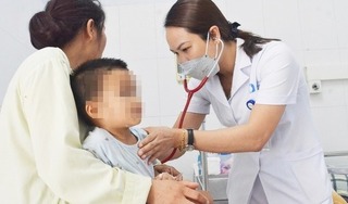 Cho uống nhầm thuốc tẩy nốt ruồi, bé trai 2 tuổi bị bỏng toàn bộ khoang miệng