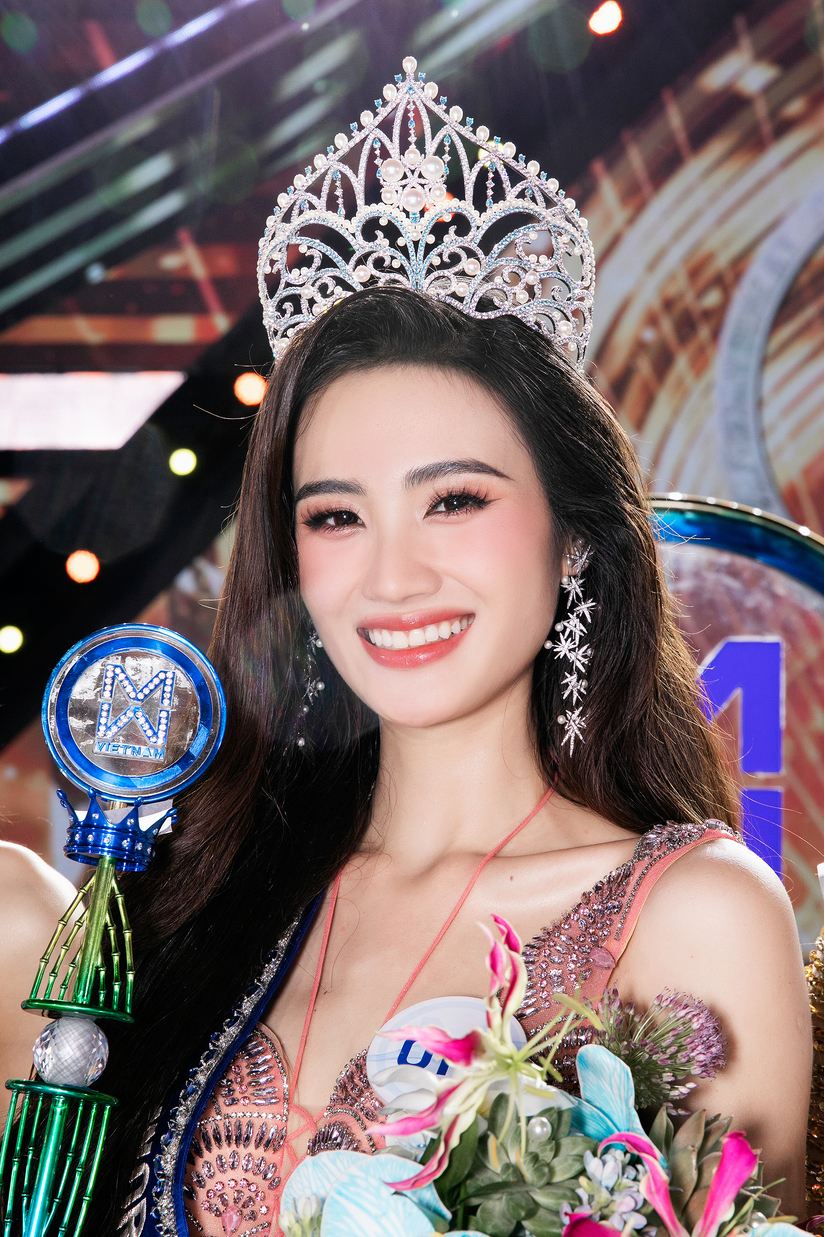 Tân Miss World Vietnam 2023 Huỳnh Trần Ý Nhi gây sốt khi công khai bạn trai yêu 5 năm