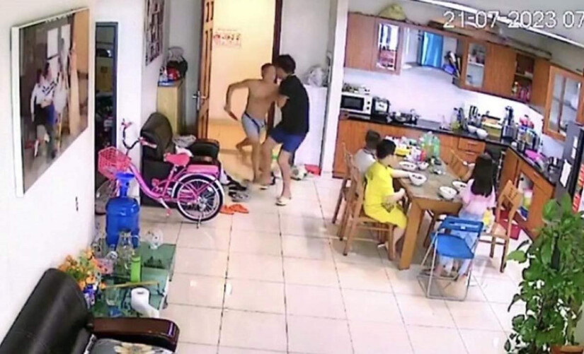 Triệu tập người đàn ông dùng hung khí tấn công hàng xóm ở chung cư tại Hà Nội