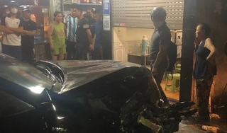 Ô tô Camry lao lên vỉa hè, tông trúng 3 người ngồi uống trà đá