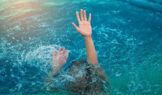 Nhiều trẻ đuối nước khi đi bể bơi, bác sĩ cảnh báo gia đình không mất cảnh giác