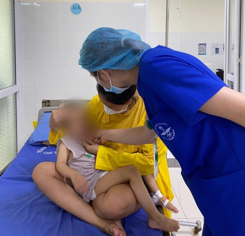 Bé trai 3 tuổi nhập viện cấp cứu sau khi cắn vỡ nhiệt kế