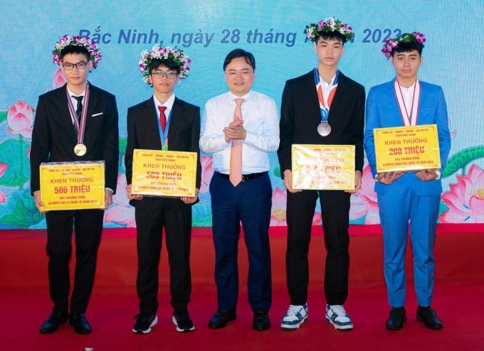 Bắc Ninh thưởng 3,4 tỷ đồng cho 7 học sinh giành huy chương quốc tế