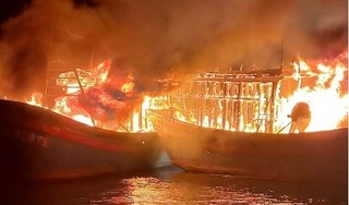 Nghệ An: Hàng loạt tàu đánh cá của ngư dân bốc cháy ngùn ngụt trong đêm