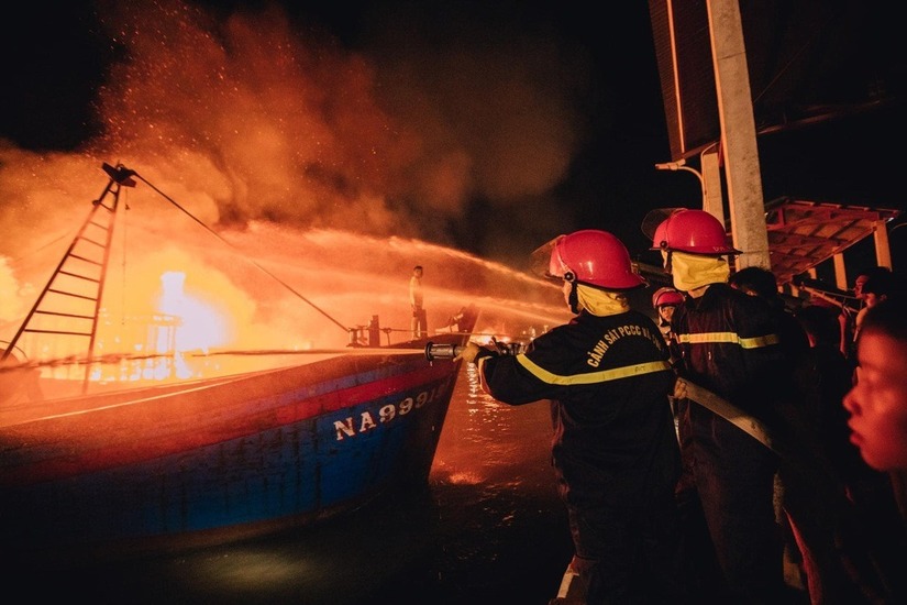 Nghệ An: Tàu cá của ngư dân bốc cháy ngùn ngụt, bị thiêu rụi trong đêm