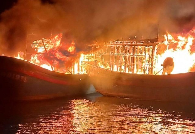 Nghệ An: Tàu cá của ngư dân bốc cháy ngùn ngụt, bị thiêu rụi trong đêm