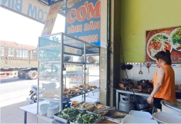 Xôn xao việc chủ quán ở Bình Định dồn thức ăn thừa để bán cho khách
