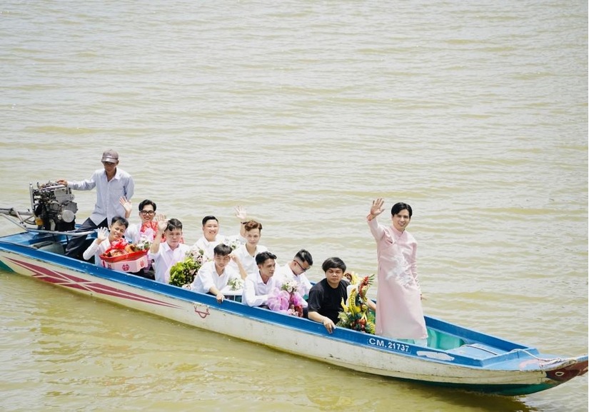 Hồ Quang Hiếu đi xuồng trong lễ ăn hỏi vợ kém 17 tuổi tại Cà Mau