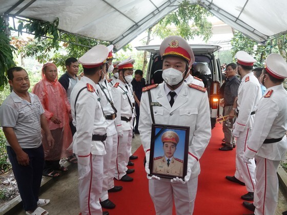 Xúc động dòng người đội mưa đón linh cữu chiến sĩ CSGT hy sinh ở đèo Bảo Lộc về quê nhà