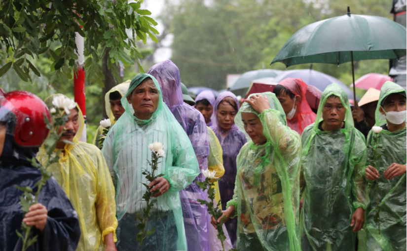 Xúc động dòng người đội mưa đón linh cữu chiến sĩ CSGT hy sinh ở đèo Bảo Lộc về quê nhà