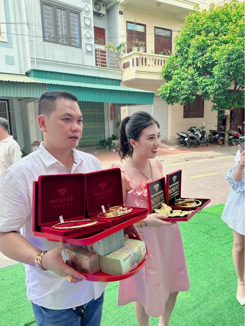 Danh tính cô dâu - chú rể Quảng Ninh 'số hưởng' nhận hồi môn vàng cả ký, tiền bó từng cọc xếp cạnh sổ đỏ