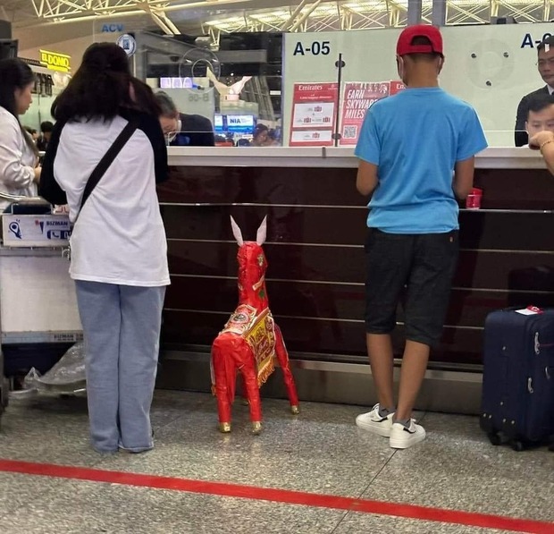 Không chỉ mua con ngựa 'vàng mã' giá 100.000, khách Tây còn 'lượm lặt' mũ cối, điếu cày... về Mexico làm quà