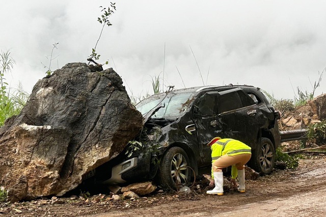 Sạt lở núi rơi trúng ô tô ở Hòa Bình: Cảnh báo di chuyển trong thời tiết xấu 