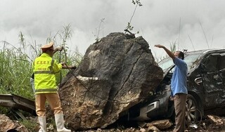 Sạt lở núi đá rơi trúng ô tô ở Hòa Bình: Cảnh báo di chuyển trong thời tiết xấu 