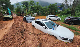 Hàng loạt ô tô ngập trong bùn đất, Hà Nội yêu cầu Sóc Sơn rút kinh nghiệm về phòng chống thiên tai