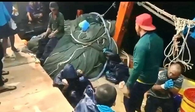Xôn xao clip 4 ngư dân bị hành hung dã man trên tàu cá