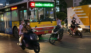 Truy tìm nam thanh niên chặn đầu xe buýt, dọa hành hung tài xế ở Hà Nội