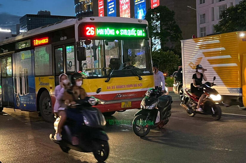 Truy tìm nam thanh niên chặn đầu xe buýt, dọa hanh hung tài xế ở Hà Nội