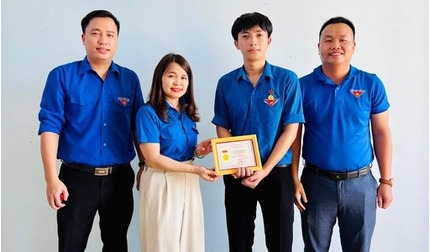 Trao huy hiệu 'Tuổi trẻ dũng cảm' cho nam sinh bơi ra biển cứu nhóm người đuối nước