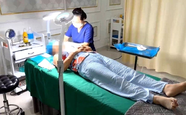 Kinh hoàng thẩm mỹ viện ở Đà Nẵng để nữ lao công làm phẫu thuật căng da mặt cho khách