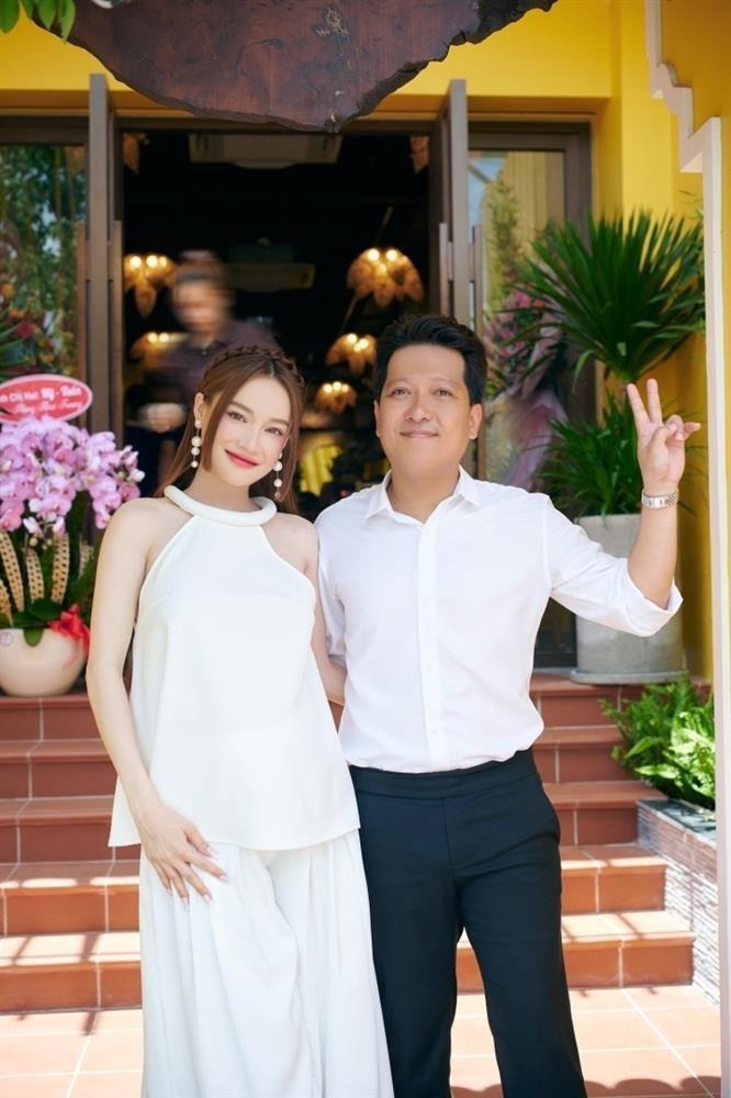 Ngắm nhan sắc của 2 mẹ bầu hot nhất showbiz Việt hiện nay