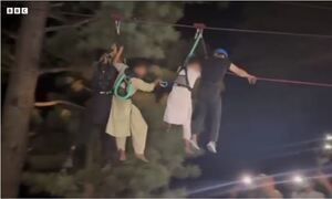 'Thót tim' xem cuộc giải cứu 7 em nhỏ và một người đàn ông mắc kẹt trên cáp treo ở Pakistan