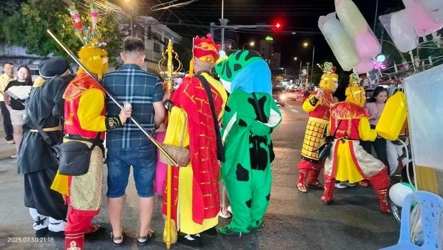 'Thầy trò Tôn Ngộ Không' chèo kéo, vòi tiền du khách ở chợ đêm Phú Quốc bị đội trật tự mời làm việc