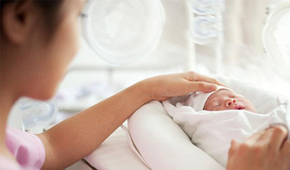 Bé sơ sinh 7 ngày tuổi mắc sốt xuất huyết: Cảnh báo những việc tuyệt đối không nên làm