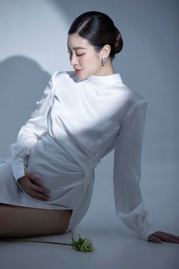 Hoa hậu Đỗ Mỹ Linh lần đầu công bố ảnh mang thai con đầu lòng