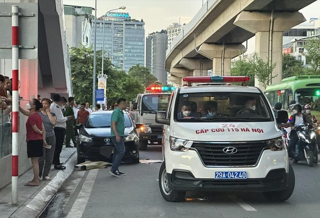 Hà Nội: Người đàn ông tử vong khi nhảy từ ga đường sắt trên cao rơi trúng vào ô tô