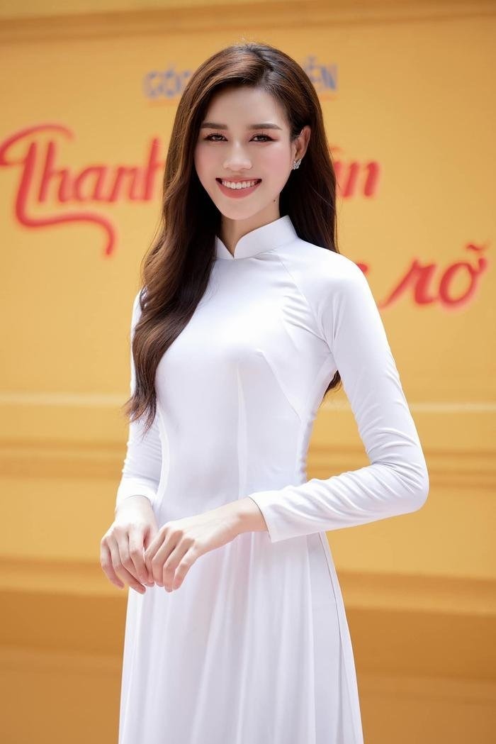 Hoa hậu Đỗ Thị Hà chính thức tốt nghiệp Đại học Kinh tế Quốc Dân