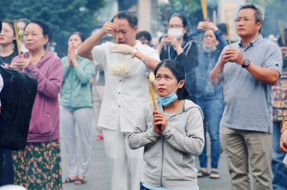 Người dân TP.HCM và Hà Nội lên chùa thành kính dâng lễ ngày vu lan báo hiếu