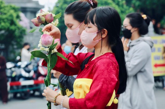 Người dân TP.HCM và Hà Nội lên chùa thành kính dâng lễ ngày vu lan báo hiếu