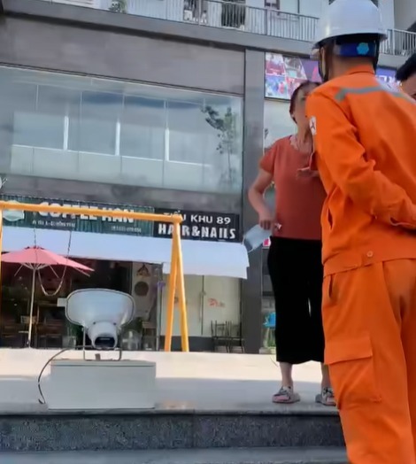 Chuyện lạ ở Hà Nội: Điện lực phát loa trước sảnh chung cư báo cắt điện vì chủ đầu tư nợ hàng trăm triệu đồng
