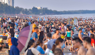 Các bãi biển miền Bắc chật kín du khách, điểm vui chơi TPHCM thu hút lượng người kỷ lục dịp lễ 2/9