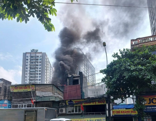 Đám cháy bùng phát tại tầng 3 của một quán thịt chó ở Hà Nội