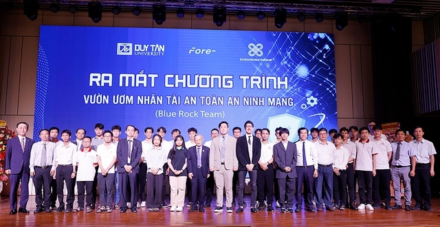 40 sinh viên Đại Học Duy Tân được trả 400 - 800 USD/tháng qua hợp tác với Fore