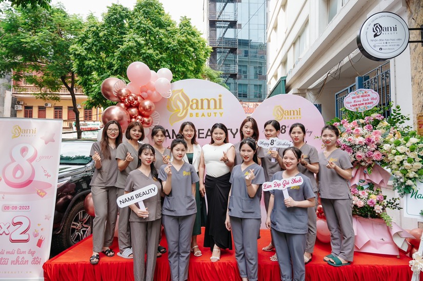 Chị Thương cùng đội ngũ nhân viên của Nami Beauty trong lễ khai trương spa