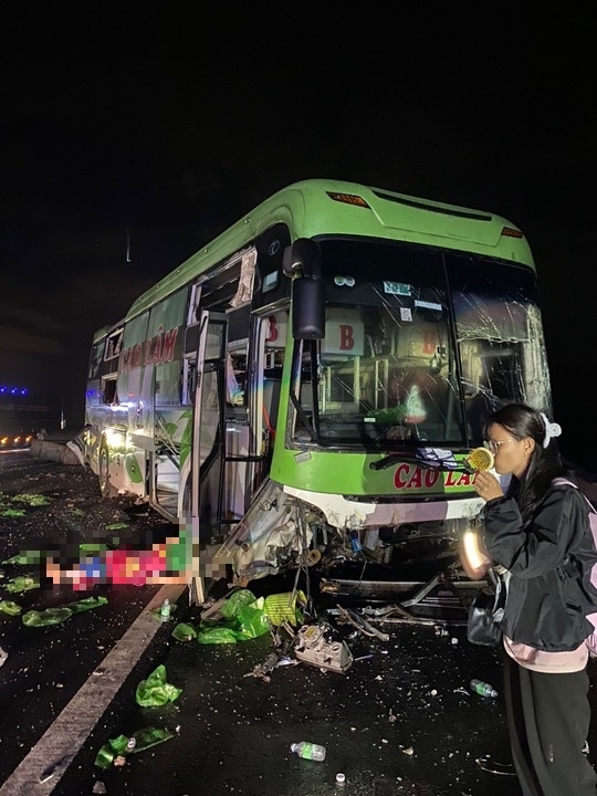 Xe khách va chạm xe tải trên cao tốc Phan Thiết - Dầu Giây: 26 người hoảng loạn, 1 người chết