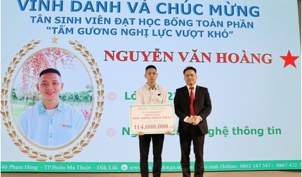 Trao học bổng toàn phần cho con trai liệt sĩ hy sinh trong vụ khủng bố ở Đắk Lắk
