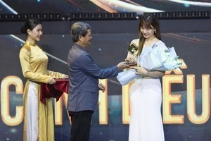 Hari Won thay Trấn Thành nhận giải thưởng lớn tại Cánh diều Vàng 2023