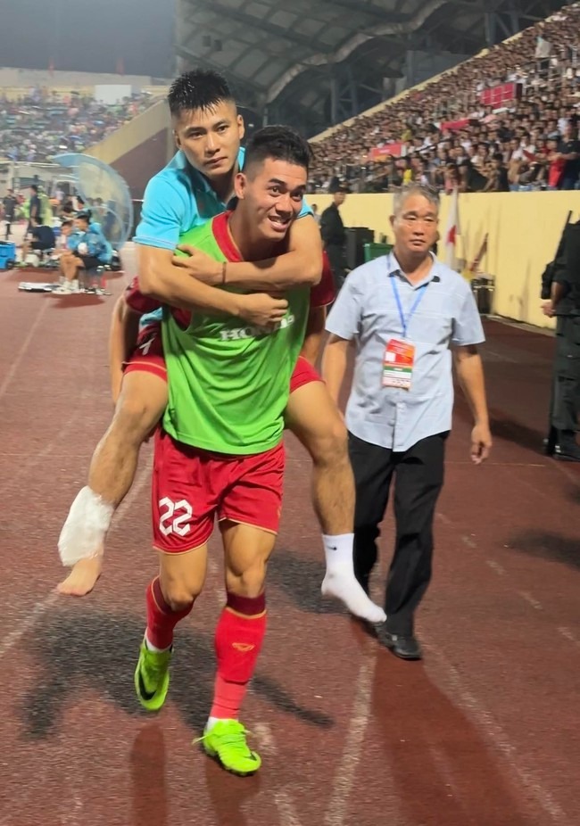 Tuyển Việt Nam thắng Palestine, HLV Troussier đăm chiêu khi 2 tuyển thủ Việt Nam chấn thương